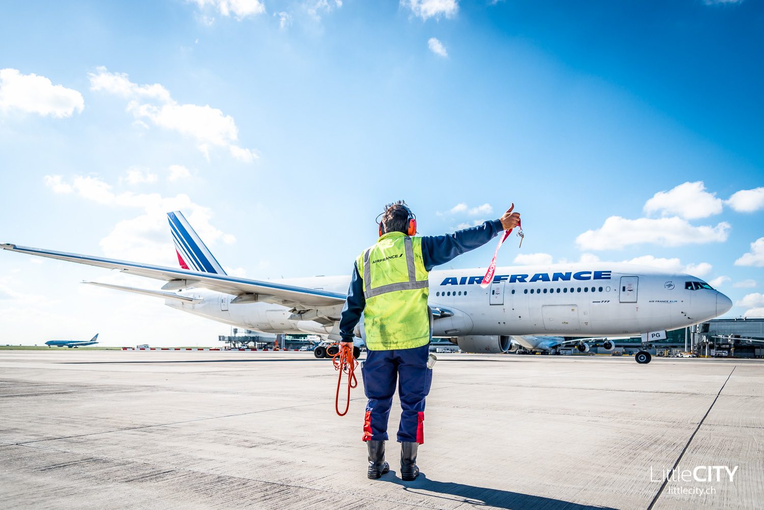 Air France Boeing 777 Pushback - Behind the Scenes at CDG Paris