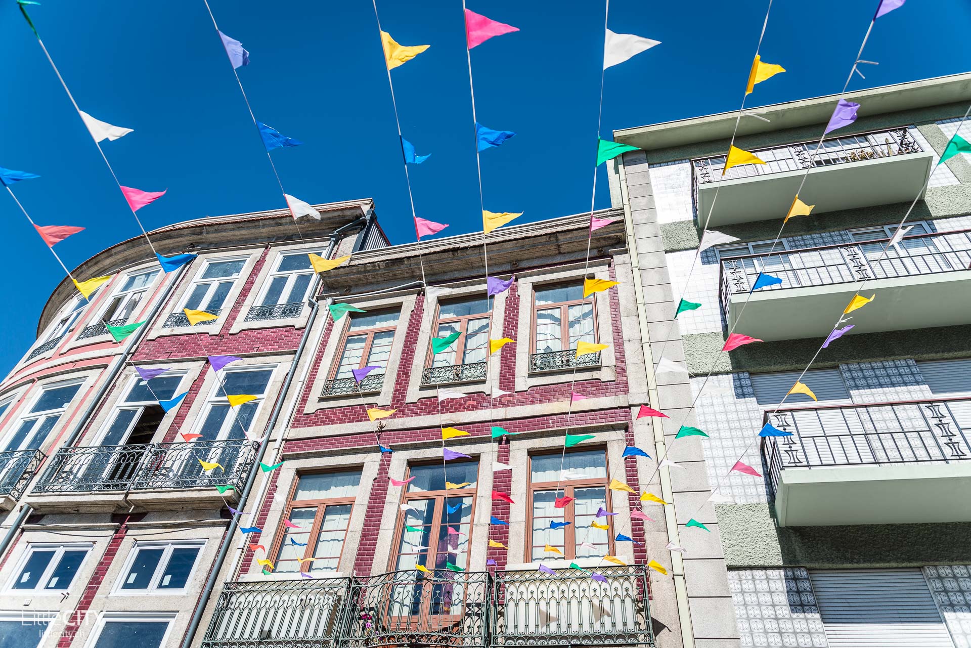 Porto Portugal Häuser mit Fähnchen-1