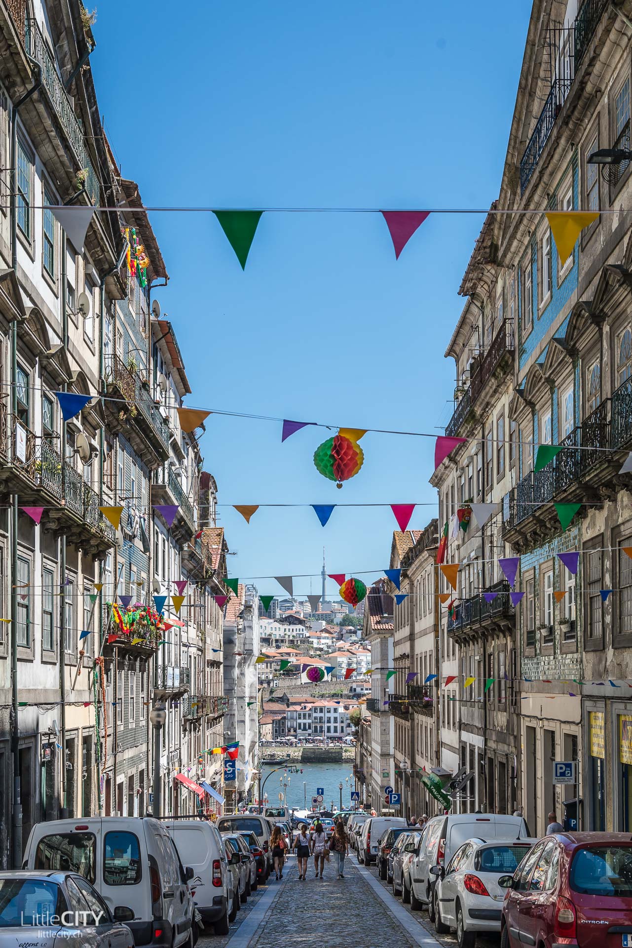 Porto Städtetrip farbige Gasse-1