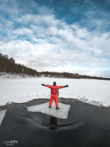 Finnland Eisbaden Vuokatti
