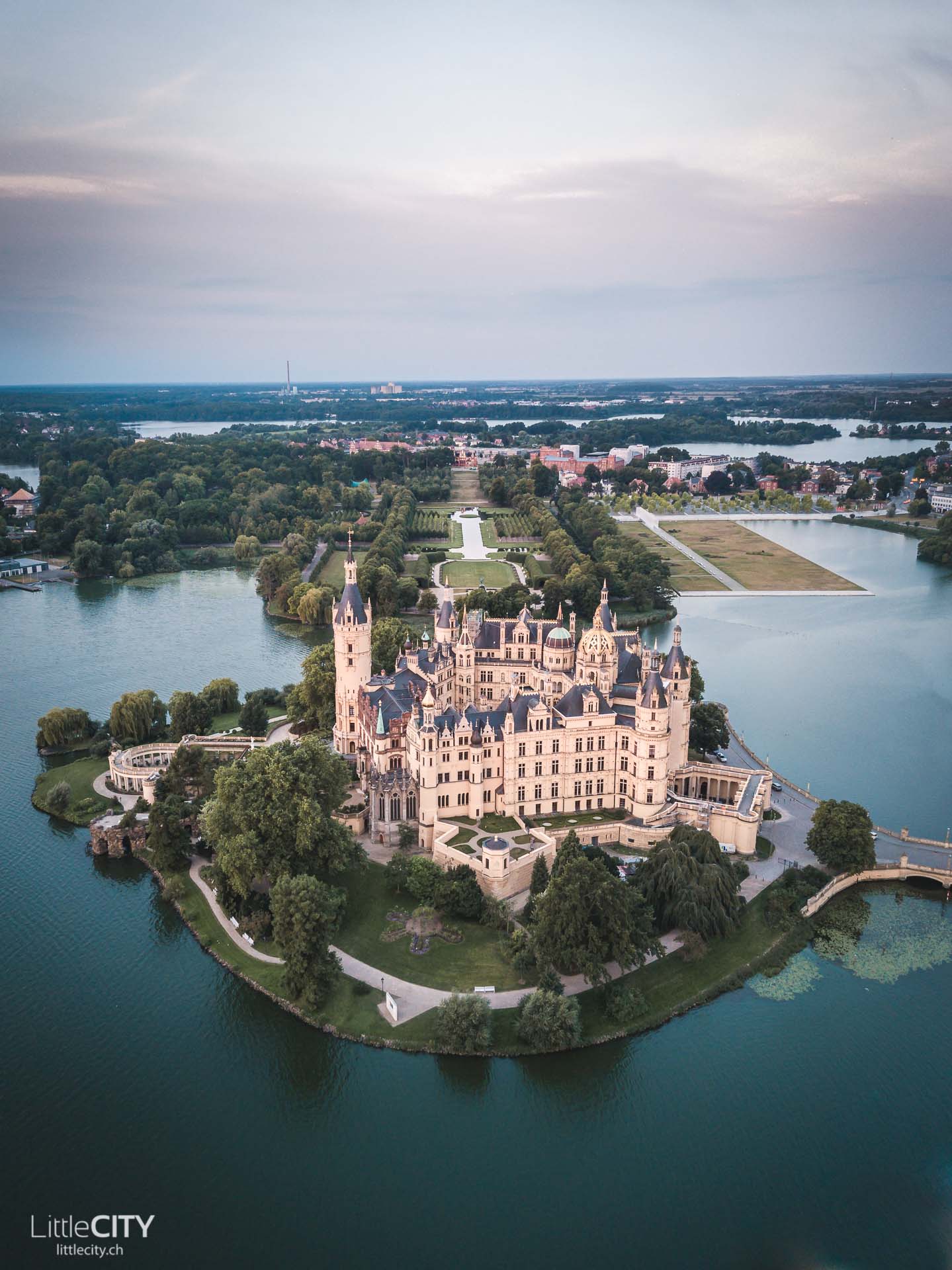 Schloss Schwerin Märchenschloss auf einer Insel
