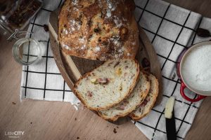 Speck Käse Brot mit Zwiebeln Rezept